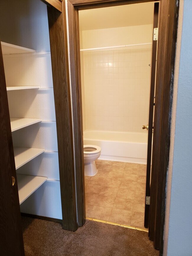 Building Photo - One Bedroom Apt Home - Central Forth Plain...