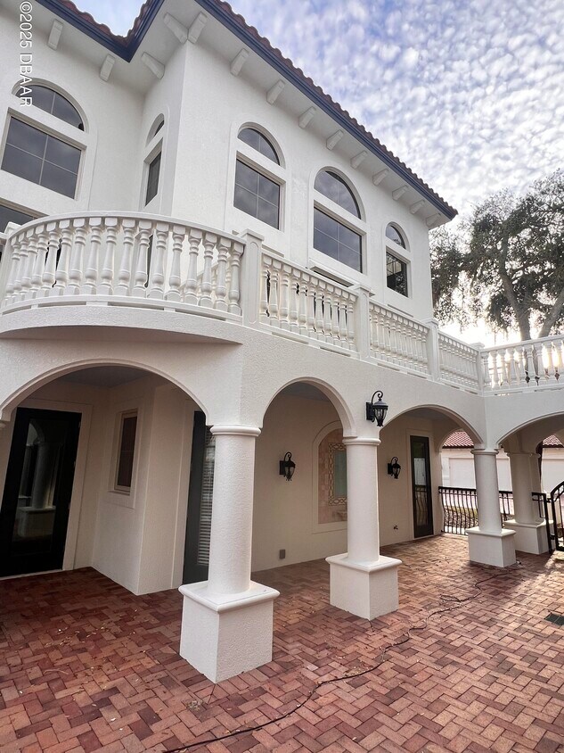 Foto principal - 5090 Riverside Dr