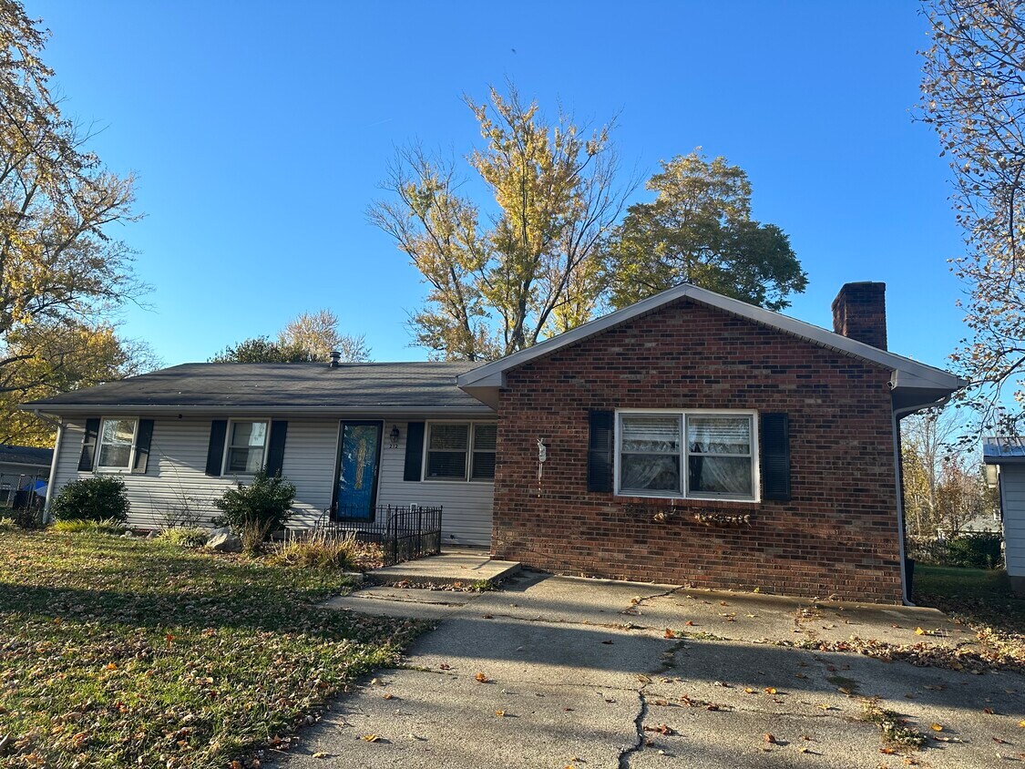 Primary Photo - 212 Hendricks Cir