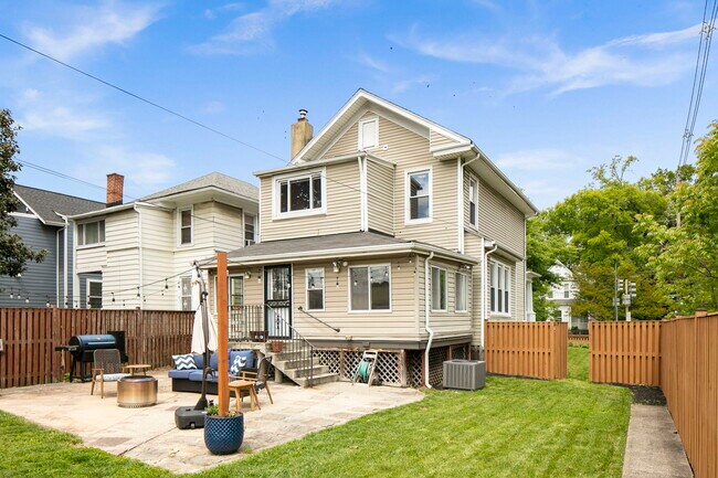 Building Photo - 1351 Franklin St NE