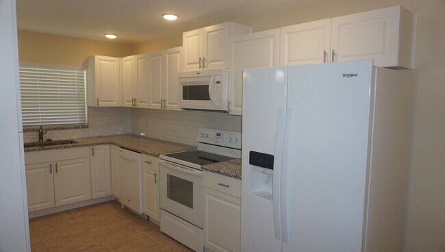 Building Photo - 3 Bedrooms / 2 Bath Brandon Home