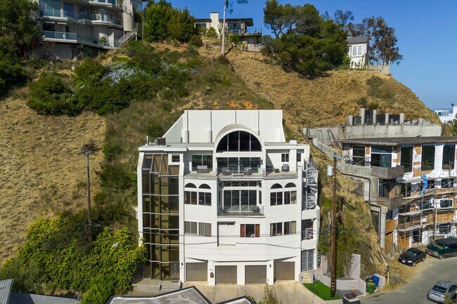 Foto del edificio - 8435 Franklin Ave