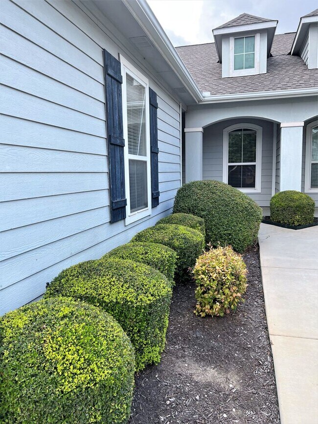 Building Photo - Welcome Home to 337 Portsmouth Drive! Unfu...