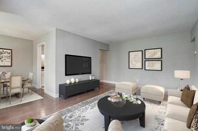 Building Photo - 3800 Lyndhurst Dr