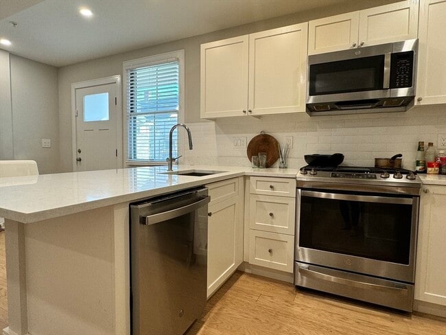 Building Photo - 13 Greylock Rd