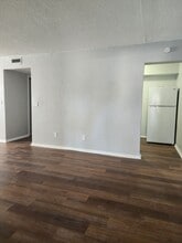 Building Photo - 313 Country Club Oval