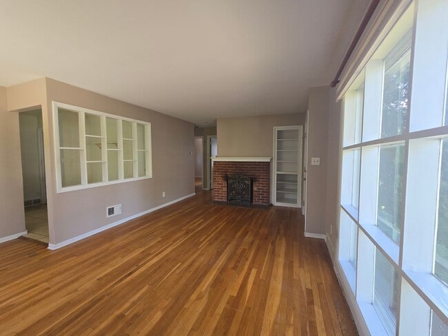 Building Photo - Lovely 2 Bedroom (with 1 bonus room), 2 ba...