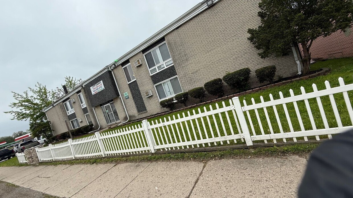 Foto principal - 24235 W McNichols Rd