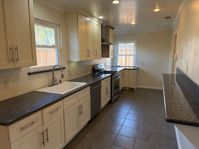 Building Photo - Updated 3 Bedroom 1 Bath Home in Desirable Santa Clara Location!