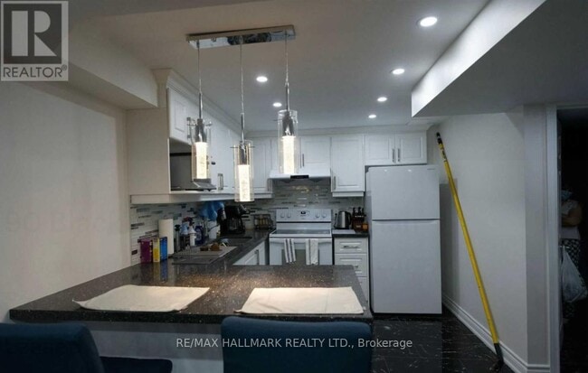 Building Photo - 90 Black Maple Crescent
