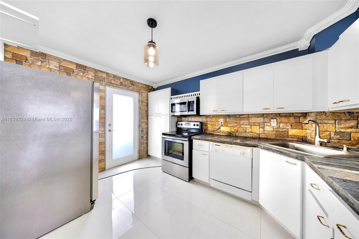 Foto principal - 1175 NE Miami Gardens Dr