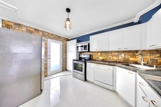 Building Photo - 1175 NE Miami Gardens Dr