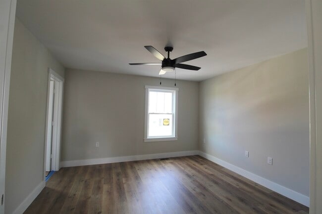 Building Photo - 385 Effinger St