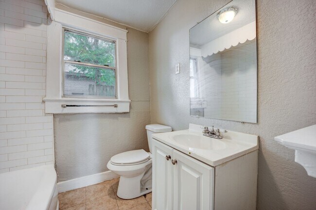 Building Photo - Freshly Updated 2 Bedroom House