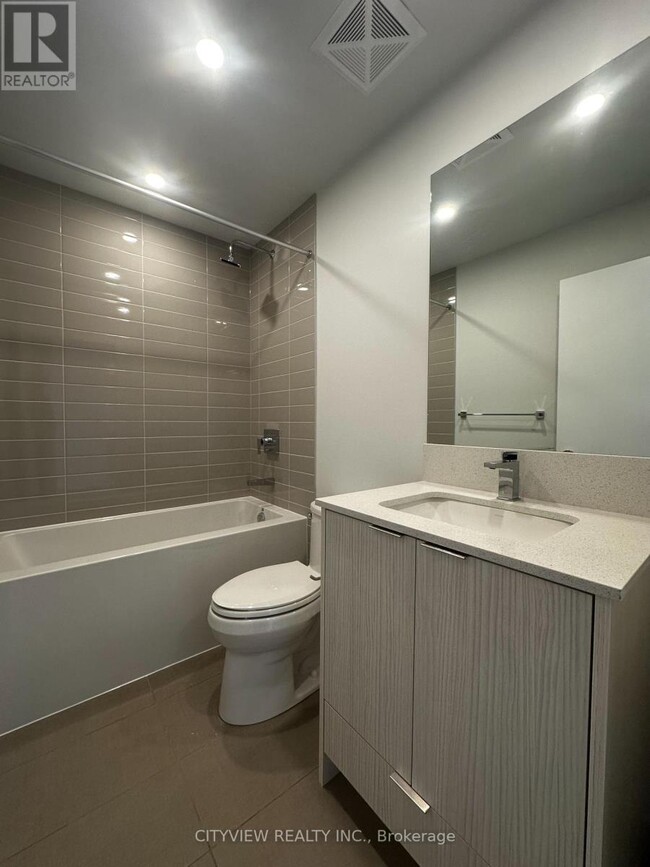 Photo du bâtiment - 430-3430 Square One Dr