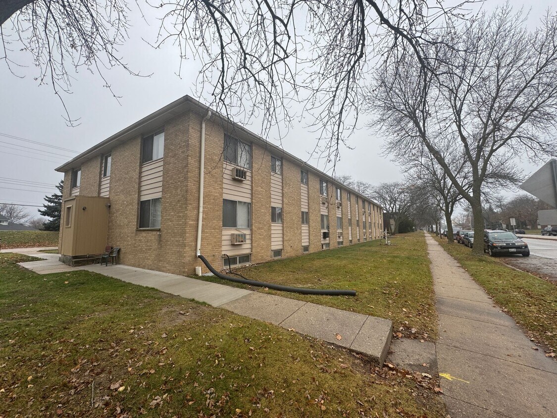 Building Photo - Southside Milwaukee 1bd (51st and Cold Spring)