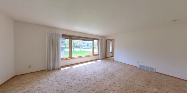 Building Photo - 5 bedroom 3.5 bath home near Morning Star