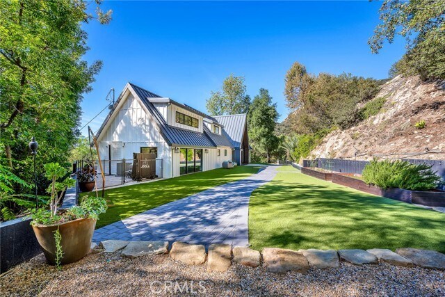Foto del edificio - 24301 Sylvan Glen Rd