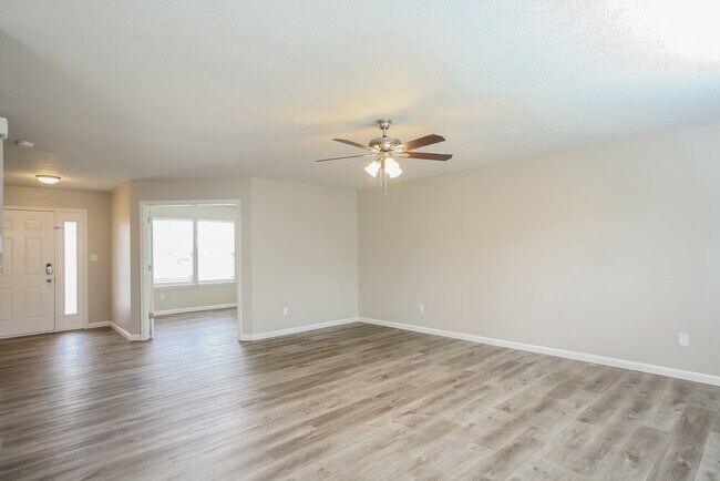Foto del edificio - 3315 Grove Berry Ln