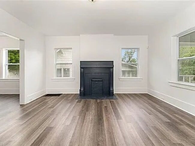 Building Photo - Charming Fully Renovated Cottage Minutes f...