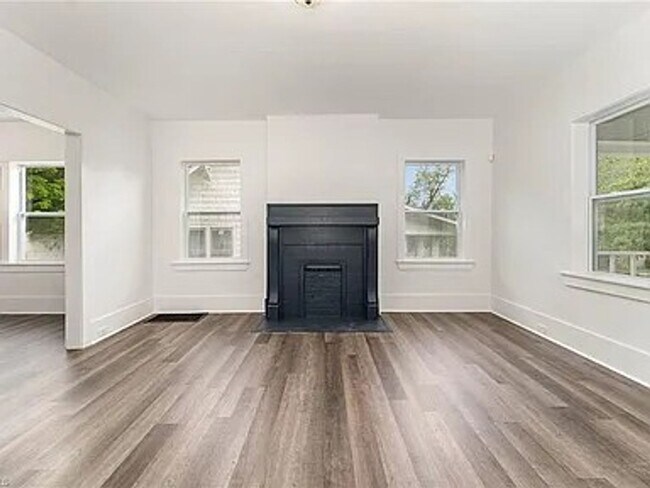 Building Photo - Charming Fully Renovated Cottage Minutes from Downtown!