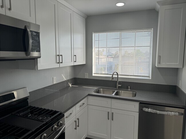 Building Photo - 13129 Vanowen St