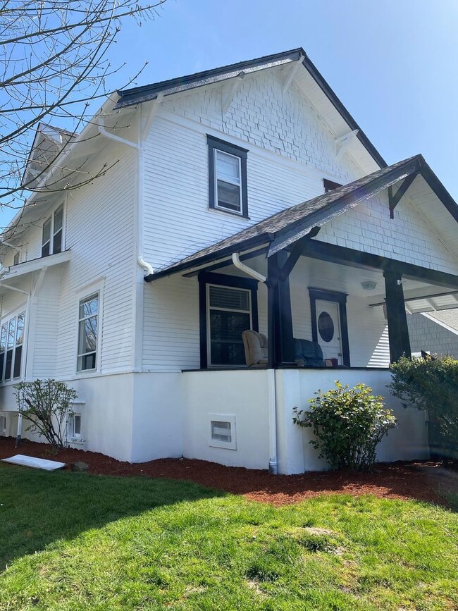 Building Photo - Beautifully Remodeled 5-Bed House