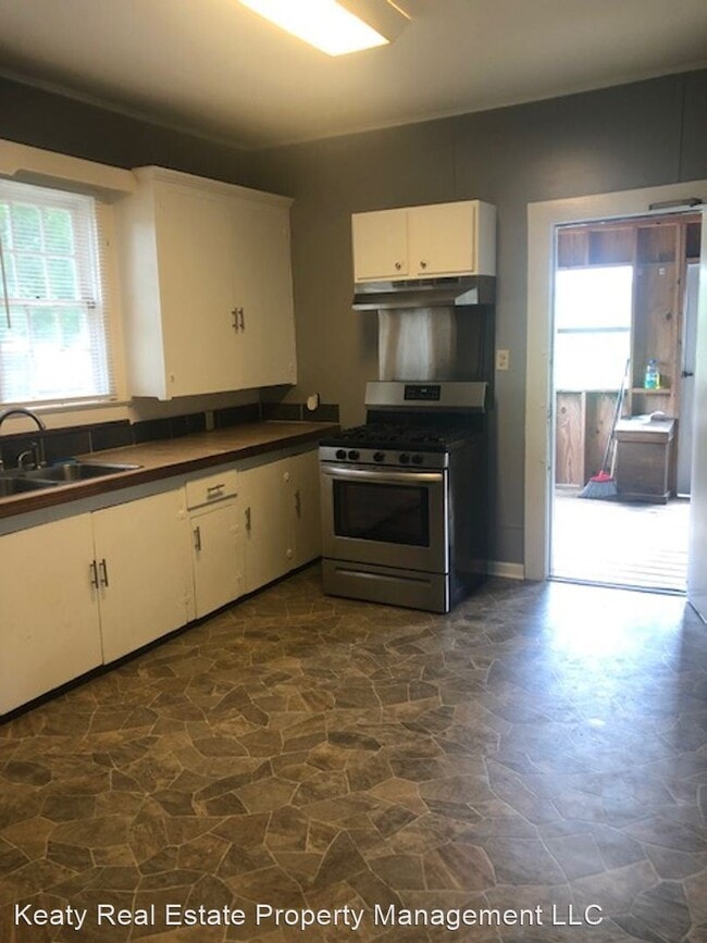 Building Photo - 2 br, 1 bath House - 817 Moss Street