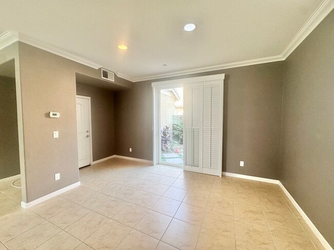 Building Photo - 72 Crystalwood Cir