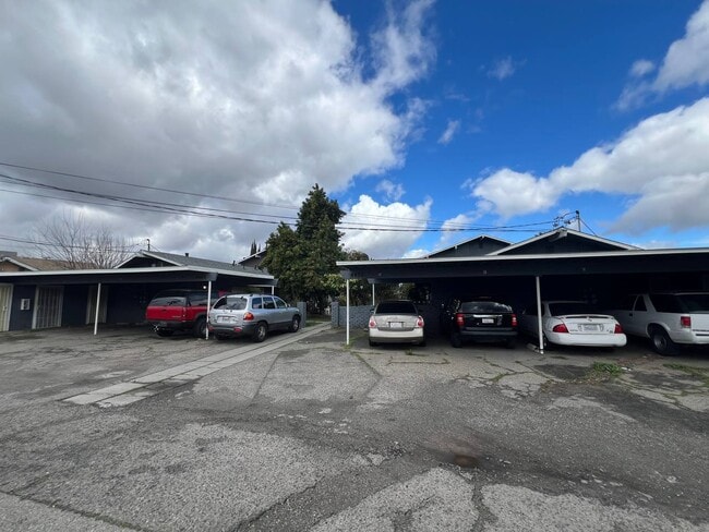 Building Photo - 4455 E Clay Ave