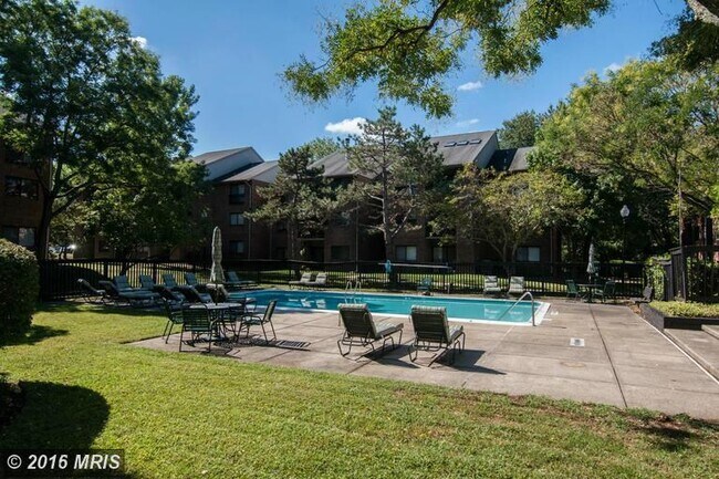 Foto del edificio - 302 Hilltop Lane