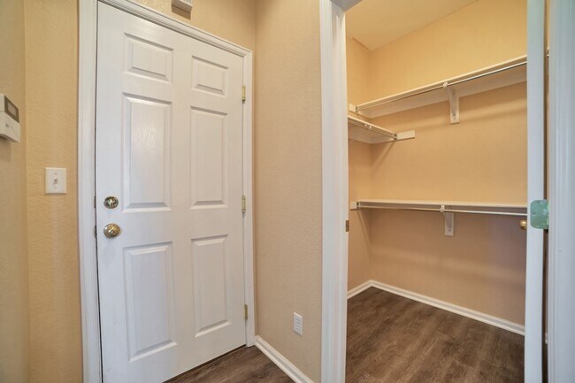 Building Photo - Spacious 5 Bed Home in Castle Rock!
