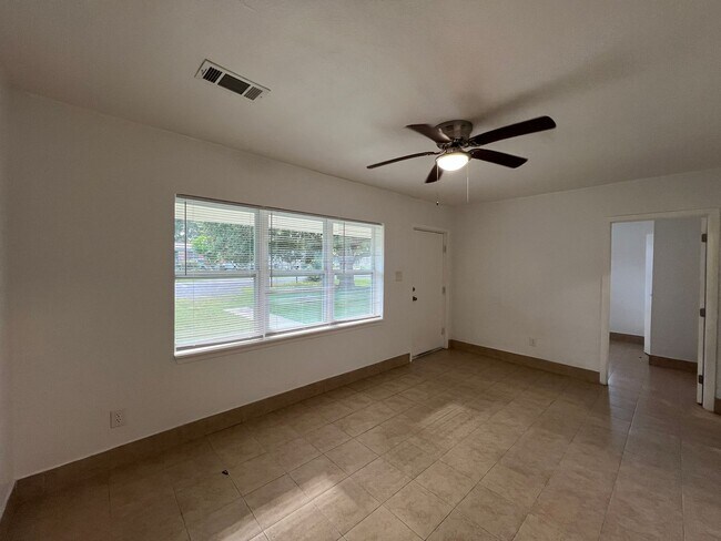 Building Photo - Cute 3 Bedroom