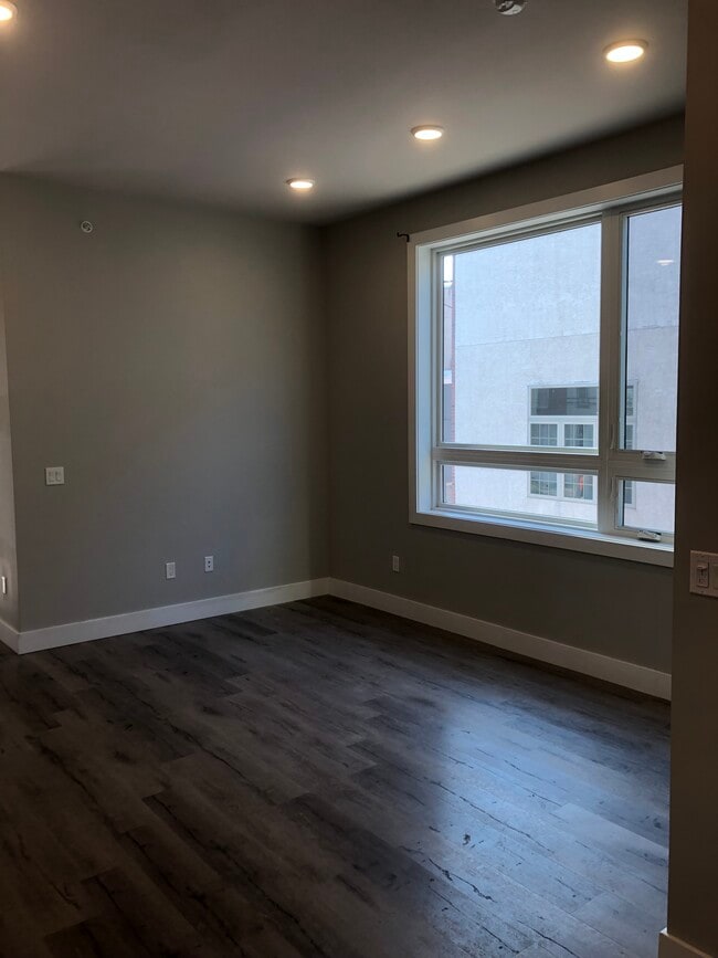 Living Room - 907 Leland St