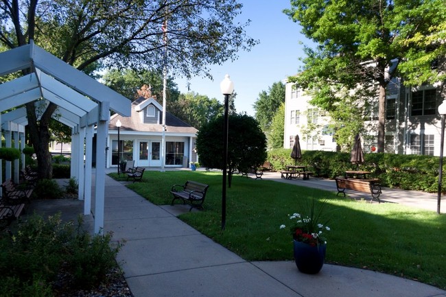 Foto del edificio - Lake Square Senior Apartments