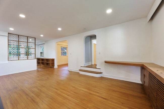 Building Photo - 1272 E Laurelton Pkwy