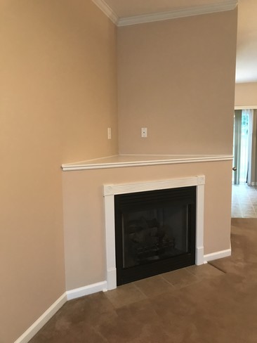 Huge living room with eat in kitchen - 131 Alexander Blvd