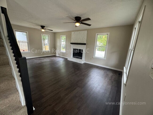 Foto del edificio - Distinctive Corner Lot Home in Hamilton on...