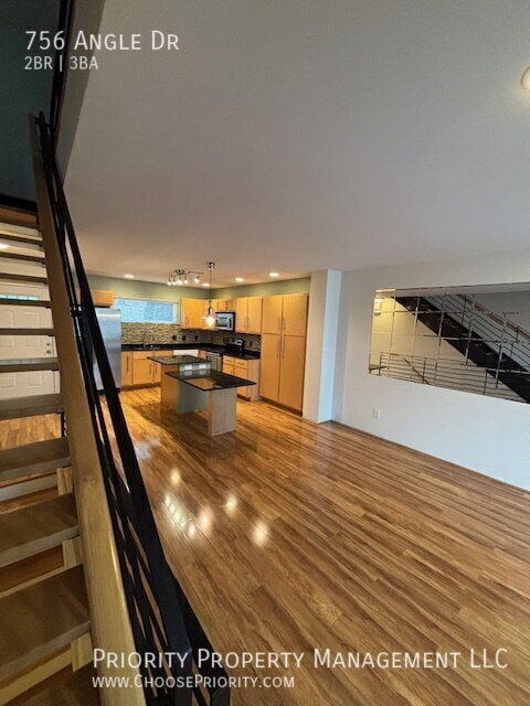 Foto del edificio - 756 Angle Dr