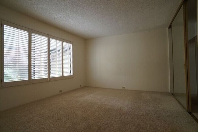 Building Photo - 2200 Woodside Ln