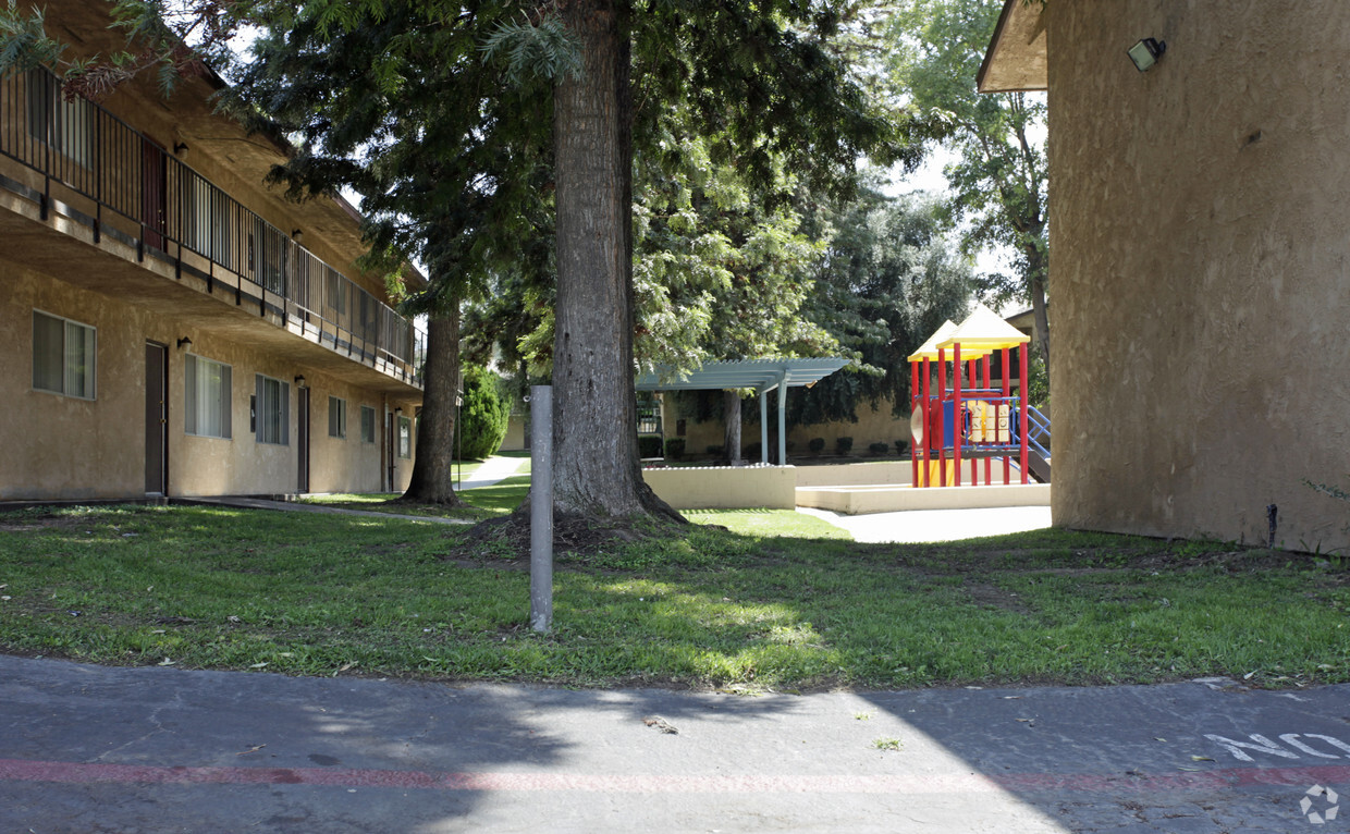 Área de juegos para niños - University Park Apartments