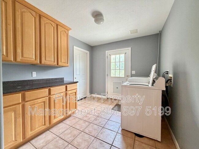 Foto del edificio - 961 Golden Pheasant Dr