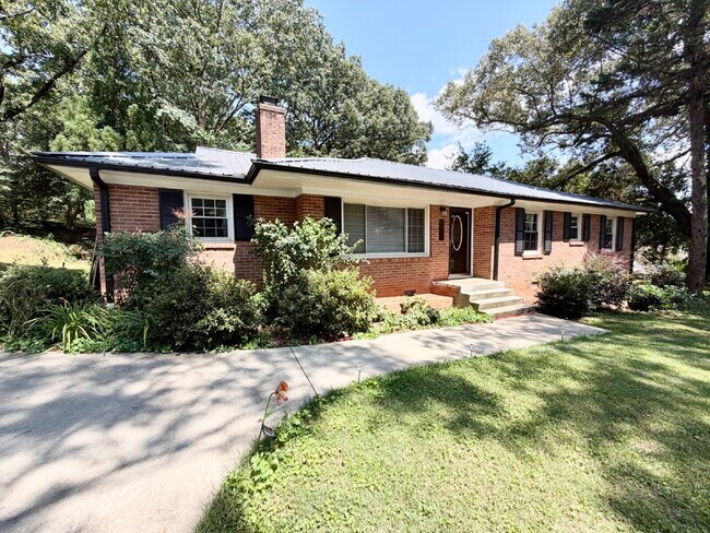 Foto del edificio - Beautifully Updated 3 Bedroom, 2 Bath Home in Clemson