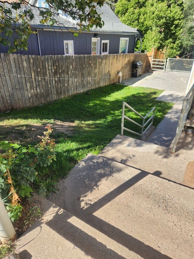 Foto del edificio - 736 Bennett Ave