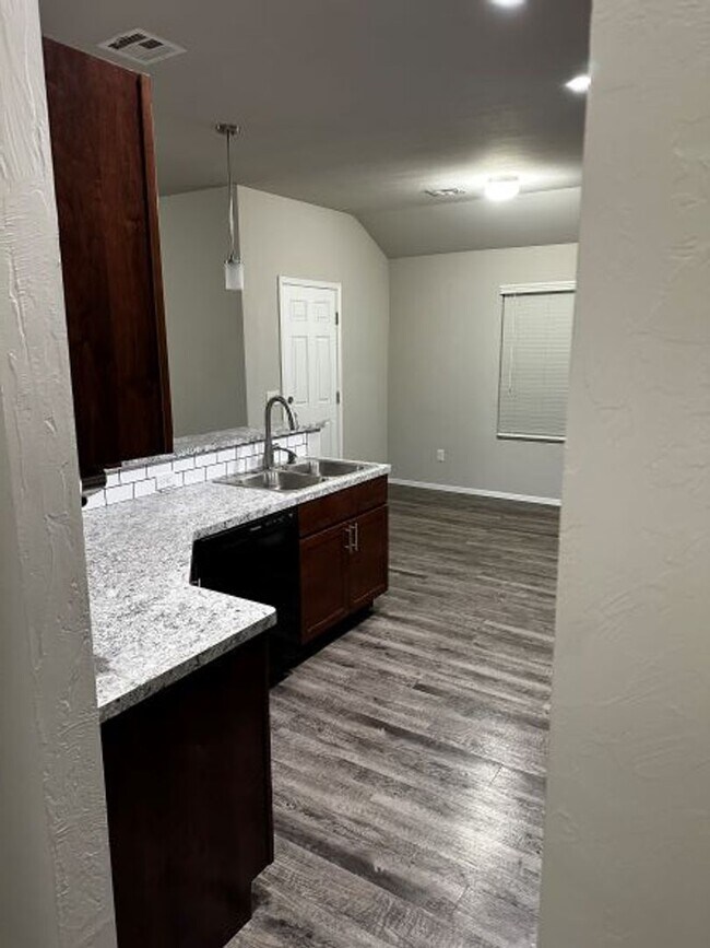 Foto del edificio - Open Floor Plan - Great Location - Putnam City Schools