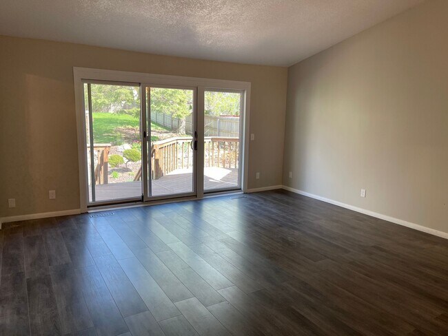 Foto del edificio - Beautiful, Updated 3Bed+Office/Den, 2Bath Twinhome in Plymouth- Available Now!
