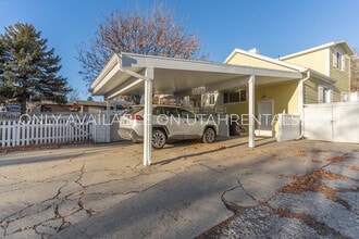 Building Photo - 976 Briar Ave