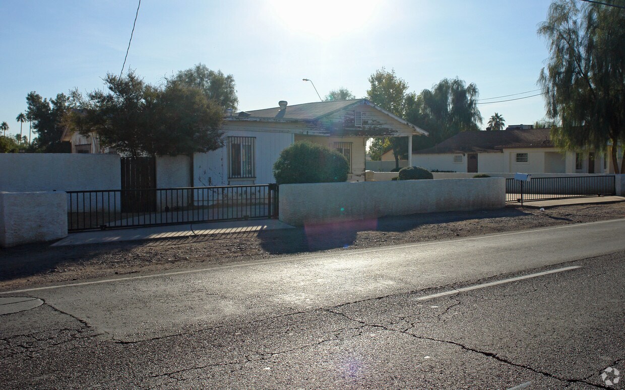 Building Photo - 7132-37 43 N 66th Dr