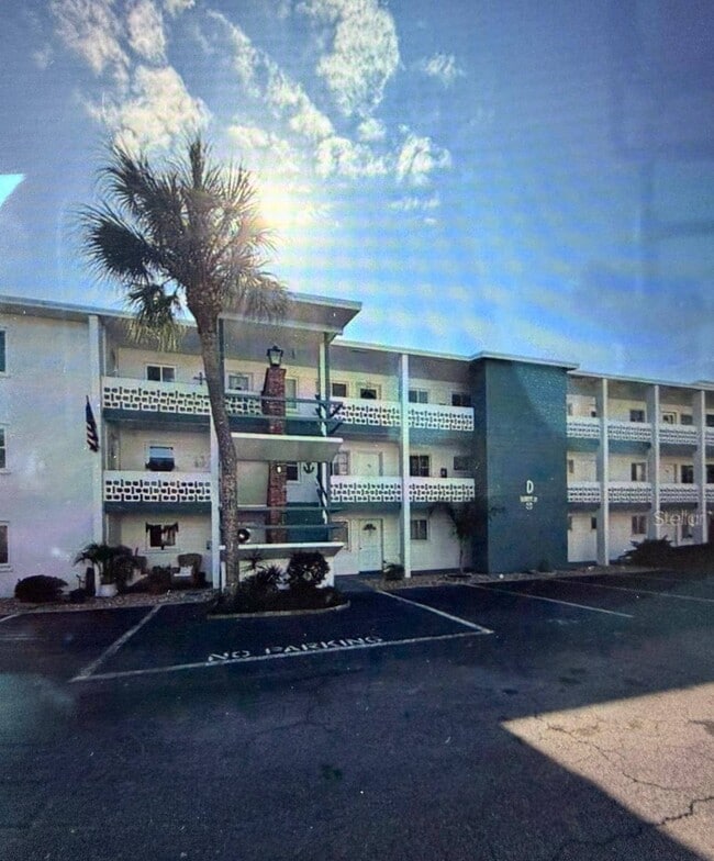 Building Photo - 1832 Sunny Dr