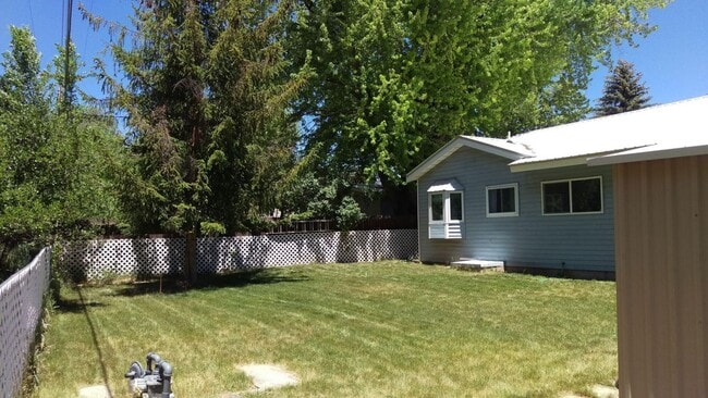 Foto del edificio - In Town House with Huge Backyard